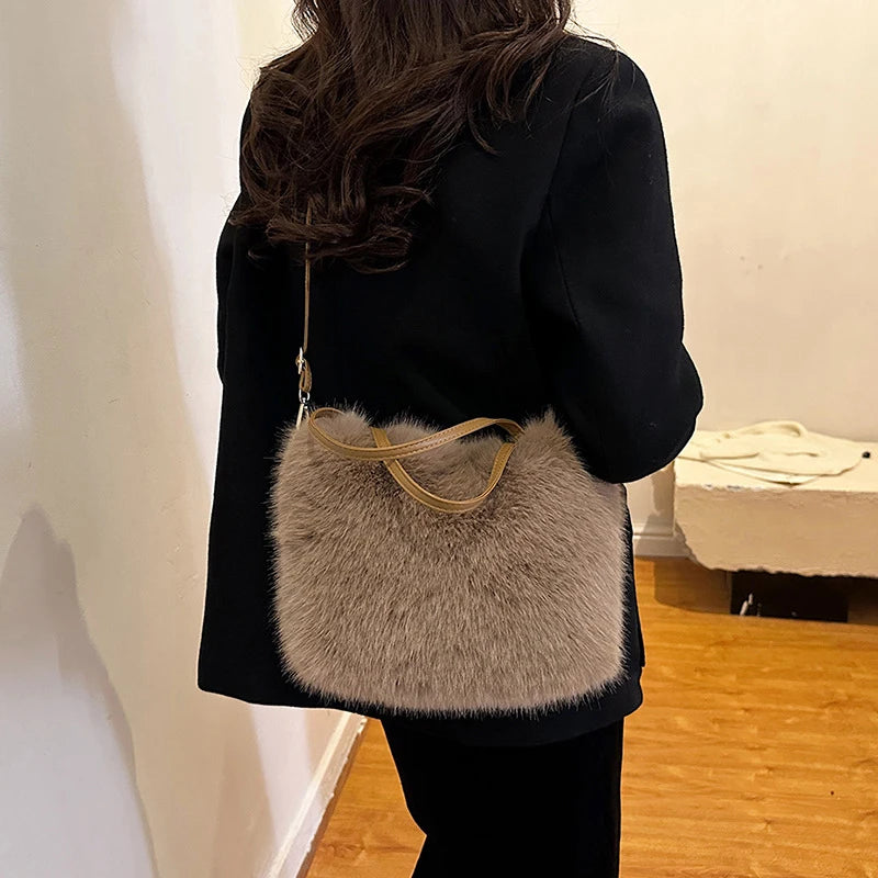 Sac en fausse fourrure Sac en peluche en peluche design de luxe dames Sacs à manches en épaule d' hiver doux Bolsa Feminina